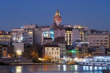 İstanbul, Türkiye - 10 Ocak 2020: Altın Boynuz 'da feribot arka planda Galata Kulesi, İstanbul, Türkiye, Avrupa