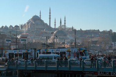 İstanbul, Türkiye - 11 Ocak 2020: Süleyman Camisi ve Galata Köprüsü, İstanbul, Türkiye
