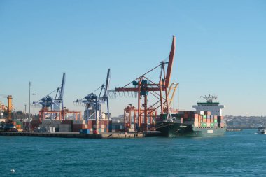 İstanbul, Türkiye - 11 Ocak 2020: İstanbul Uskudar 'daki Haydarpaşa Limanı' nda Uni-Aspire adlı büyük bir kargo gemisi. 