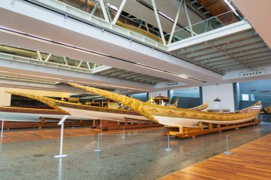 İstanbul, Türkiye - 12 Ocak 2020: Çoğu 19. yüzyıldan kalma imparatorluk caiques, Türkiye 'deki İstanbul Deniz Müzesi' nde sergilenmektedir.. 