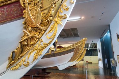 İstanbul, Türkiye - 12 Ocak 2020: Çoğu 19. yüzyıldan kalma imparatorluk caiques, Türkiye 'deki İstanbul Deniz Müzesi' nde sergilenmektedir.. 