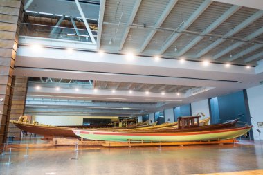 İstanbul, Türkiye - 12 Ocak 2020: Çoğu 19. yüzyıldan kalma imparatorluk caiques, Türkiye 'deki İstanbul Deniz Müzesi' nde sergilenmektedir.. 