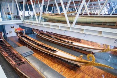 İstanbul, Türkiye - 12 Ocak 2020: Çoğu 19. yüzyıldan kalma imparatorluk caiques, Türkiye 'deki İstanbul Deniz Müzesi' nde sergilenmektedir.. 