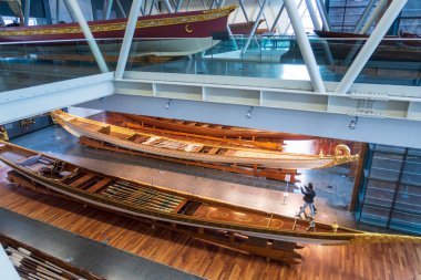 İstanbul, Türkiye - 12 Ocak 2020: Çoğu 19. yüzyıldan kalma imparatorluk caiques, Türkiye 'deki İstanbul Deniz Müzesi' nde sergilenmektedir.. 