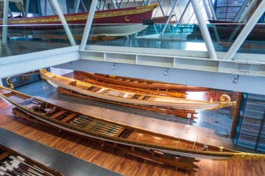 İstanbul, Türkiye - 12 Ocak 2020: Çoğu 19. yüzyıldan kalma imparatorluk caiques, Türkiye 'deki İstanbul Deniz Müzesi' nde sergilenmektedir.. 