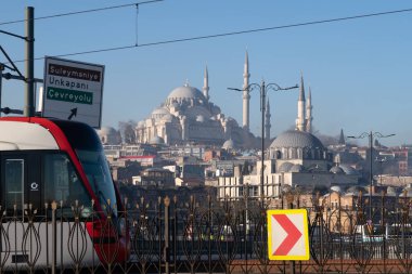İstanbul, Türkiye - 10 Ocak 2020: Süleyman Camisi ve Galata Köprüsü, İstanbul, Türkiye