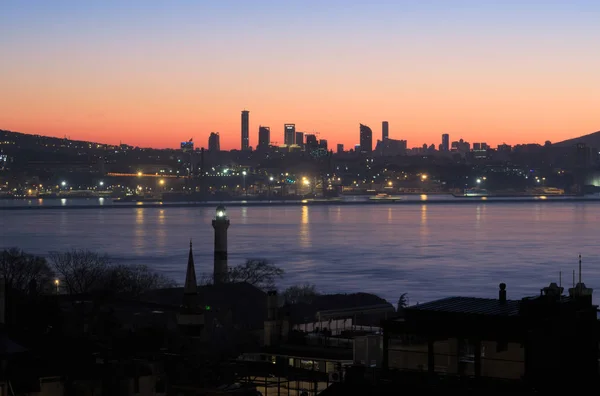 トルコのイスタンブール 2020年1月11日 イスタンブールのボスポラス海峡 カンカヒル ウスクダルルのビジネス地区が背景にあります — ストック写真