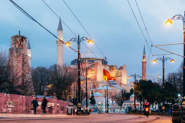 Istanbul Turkei Jan 2020 Eine Strassenbahn Passiert Das Hagia Sophia — Stockfoto
