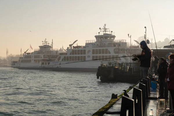 Istanbul Turkey Jan 2020 Fishermen Golden Horn Eminonu District Galata — Stock Photo, Image