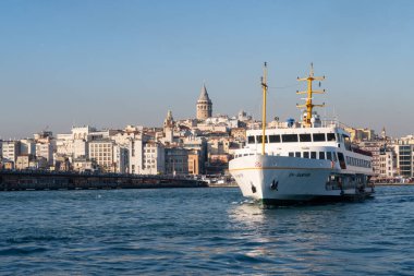 İstanbul, Türkiye - 10 Ocak 2020: Altın Boynuz 'da feribot arka planda Galata Kulesi, İstanbul, Türkiye, Avrupa