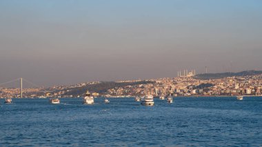 İstanbul, Türkiye - 10 Ocak 2020: Boğaz manzarası. Camlca Camii uzaktan görülebilir. Türkiye 'nin en büyük camii..  