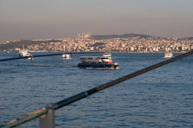 İstanbul, Türkiye - 10 Ocak 2020: Boğaz manzarası. Camlca Camii uzaktan görülebilir. Türkiye 'nin en büyük camii..  