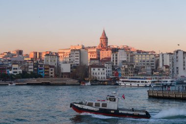İstanbul, Türkiye - 10 Ocak 2020: Altın Boynuz 'da feribot arka planda Galata Kulesi, İstanbul, Türkiye, Avrupa