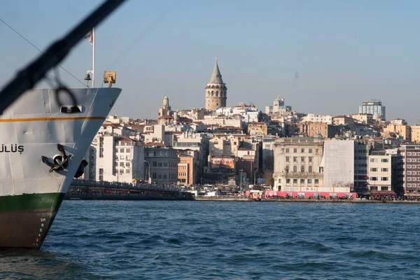 Istanbul Turecko Ledna 2020 Trajektová Loď Zlatém Rohu Věží Galata — Stock fotografie