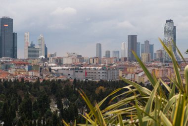 İstanbul, Türkiye - 12 Ocak 2020: İstanbu 'daki gökdelenler, Sisli İlçesi ufuk çizgisi, Türkiye. 