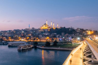 İstanbul, Türkiye - 14 Ocak 2020: Halic Metro Köprüsü 'nden TSüleyman Camii