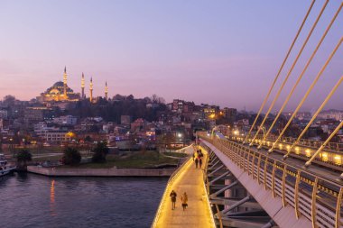 İstanbul, Türkiye - 14 Ocak 2020: Halic Metro Köprüsü 'nden TSüleyman Camii