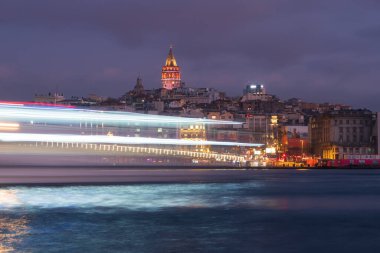 İstanbul, Türkiye - 15 Ocak 2020: Feribot teknesi ile Galata Kulesi, İstanbul, Türkiye,