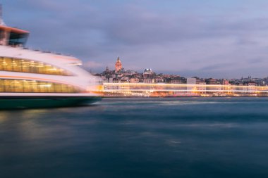 İstanbul, Türkiye - 15 Ocak 2020: Feribot teknesi ile Galata Kulesi, İstanbul, Türkiye,