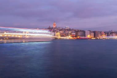 İstanbul, Türkiye - 15 Ocak 2020: Feribot teknesi ile Galata Kulesi, İstanbul, Türkiye,