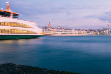 İstanbul, Türkiye - 15 Ocak 2020: Feribot teknesi ile Galata Kulesi, İstanbul, Türkiye,