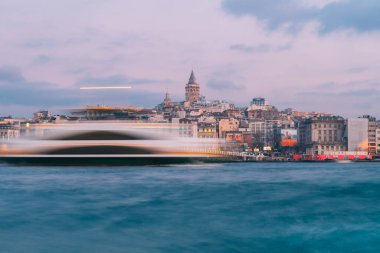 İstanbul, Türkiye - 15 Ocak 2020: Feribot teknesi ile Galata Kulesi, İstanbul, Türkiye,