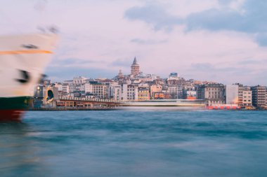 İstanbul, Türkiye - 15 Ocak 2020: Feribot teknesi ile Galata Kulesi, İstanbul, Türkiye,