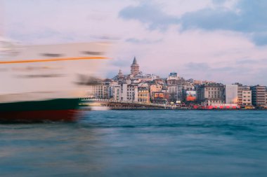 İstanbul, Türkiye - 15 Ocak 2020: Feribot teknesi ile Galata Kulesi, İstanbul, Türkiye,