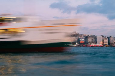 İstanbul, Türkiye - 15 Ocak 2020: Haliç, İstanbul, Türkiye 'deki bir feribot teknesinin soyut görüntüsü,