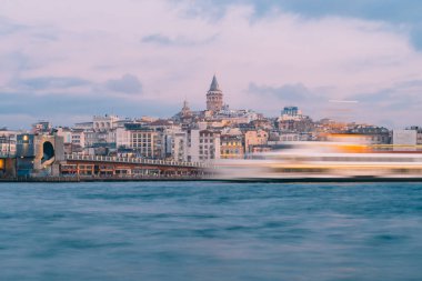 İstanbul, Türkiye - 15 Ocak 2020: Feribot teknesi ile Galata Kulesi, İstanbul, Türkiye,