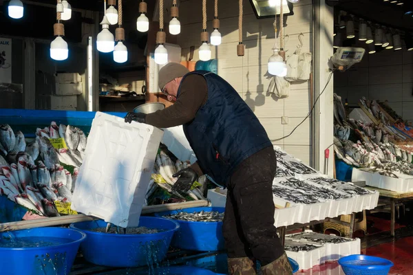 Istanbul Turkiet Jan 2020 Fiskhandlare Sin Monter Fiskmarknaden Nära Galatabron — Stockfoto