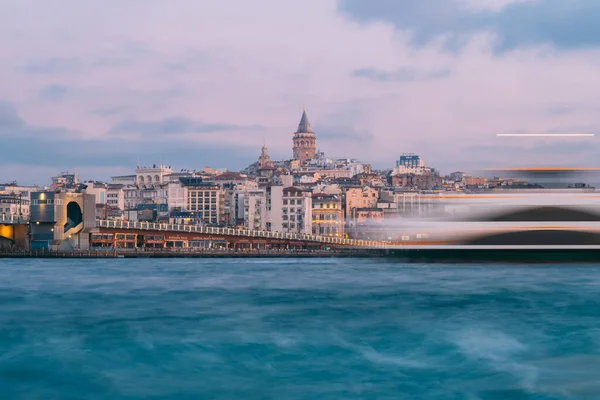 Istanbul Turkije Jan 2020 Galata Tower Met Veerboot Golden Horn — Stockfoto