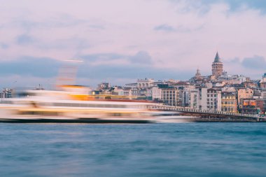 İstanbul, Türkiye - 15 Ocak 2020: Feribot teknesi ile Galata Kulesi, İstanbul, Türkiye,