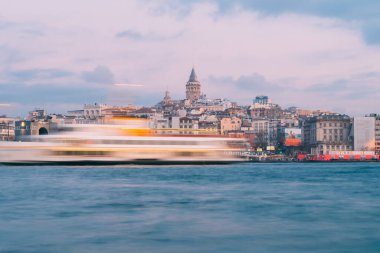 İstanbul, Türkiye - 15 Ocak 2020: Feribot teknesi ile Galata Kulesi, İstanbul, Türkiye,