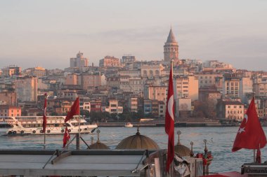 İstanbul, Türkiye - 15 Ocak 2020: İstanbul manzarası, Eminonu ve Haliç sahili, Galata Kulesi manzarası. Popüler turizm beldesi 
