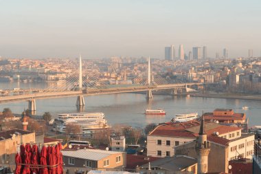 İstanbul, Türkiye - 15 Ocak 2020: Halic Köprüsü 'nün Altın Boynuz üzerindeki görüntüsü, Bomonti' deki yüksek binalar uzak bir mesafeden görülüyor.