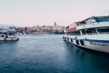 İstanbul, Türkiye - 15 Ocak 2020: Feribot teknesi ile Galata Kulesi, İstanbul, Türkiye,