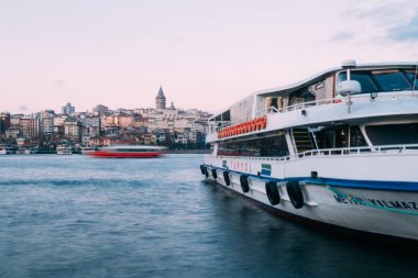 İstanbul, Türkiye - 15 Ocak 2020: Feribot teknesi ile Galata Kulesi, İstanbul, Türkiye,