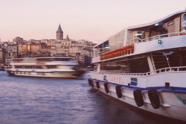 İstanbul, Türkiye - 15 Ocak 2020: Feribot teknesi ile Galata Kulesi, İstanbul, Türkiye,