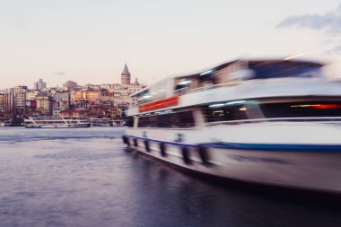 İstanbul, Türkiye - 15 Ocak 2020: Feribot teknesi ile Galata Kulesi, İstanbul, Türkiye,