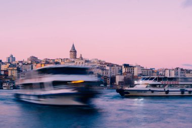 İstanbul, Türkiye - 15 Ocak 2020: Feribot teknesi ile Galata Kulesi, İstanbul, Türkiye,