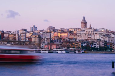 İstanbul, Türkiye - 15 Ocak 2020: Feribot teknesi ile Galata Kulesi, İstanbul, Türkiye,