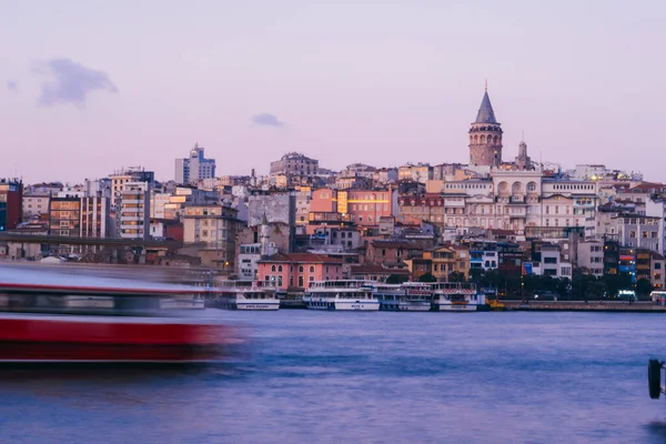 Estambul Turquía Enero 2020 Torre Galata Con Ferry Cuerno Oro — Foto de Stock