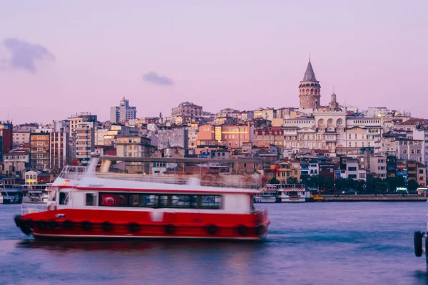 Istanbul Turkije Jan 2020 Galata Tower Met Veerboot Golden Horn — Stockfoto