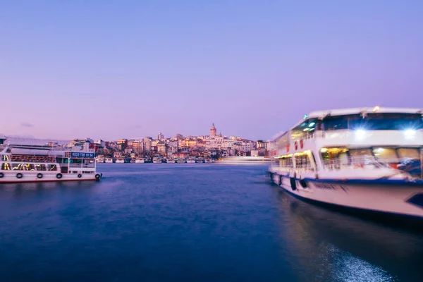 Estambul Turquía Enero 2020 Torre Galata Con Ferry Cuerno Oro — Foto de Stock