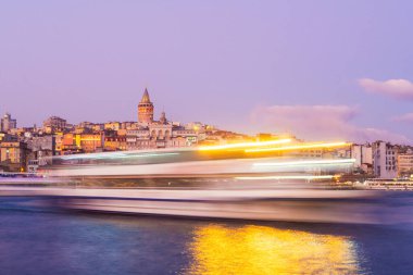 İstanbul, Türkiye - 15 Ocak 2020: Feribot teknesi ile Galata Kulesi, İstanbul, Türkiye,