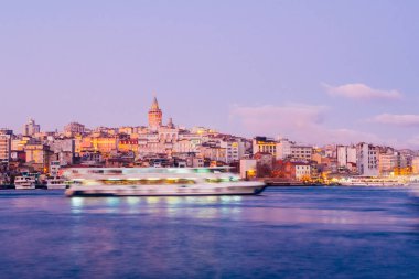 İstanbul, Türkiye - 15 Ocak 2020: Feribot teknesi ile Galata Kulesi, İstanbul, Türkiye,