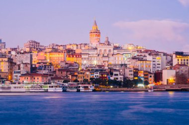 İstanbul, Türkiye - 15 Ocak 2020: Feribot teknesi ile Galata Kulesi, İstanbul, Türkiye,