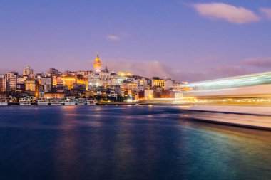 İstanbul, Türkiye - 15 Ocak 2020: Feribot teknesi ile Galata Kulesi, İstanbul, Türkiye,