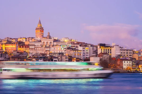 Istanbul Turkije Jan 2020 Galata Tower Met Veerboot Golden Horn — Stockfoto